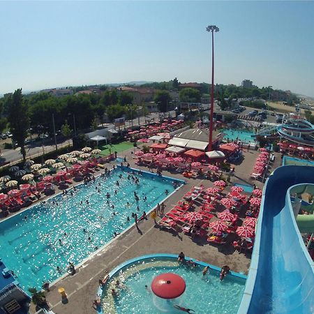 Hotel Marzia Con Piscina Riccione Exteriör bild