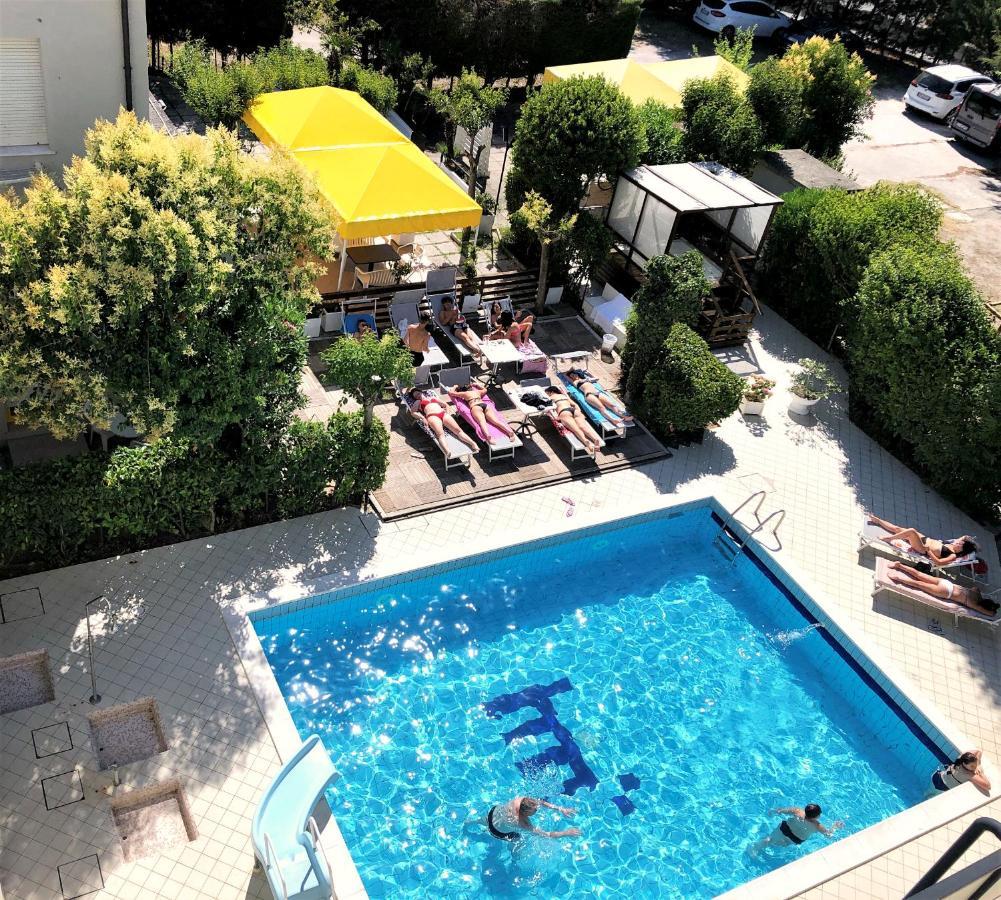 Hotel Marzia Con Piscina Riccione Exteriör bild