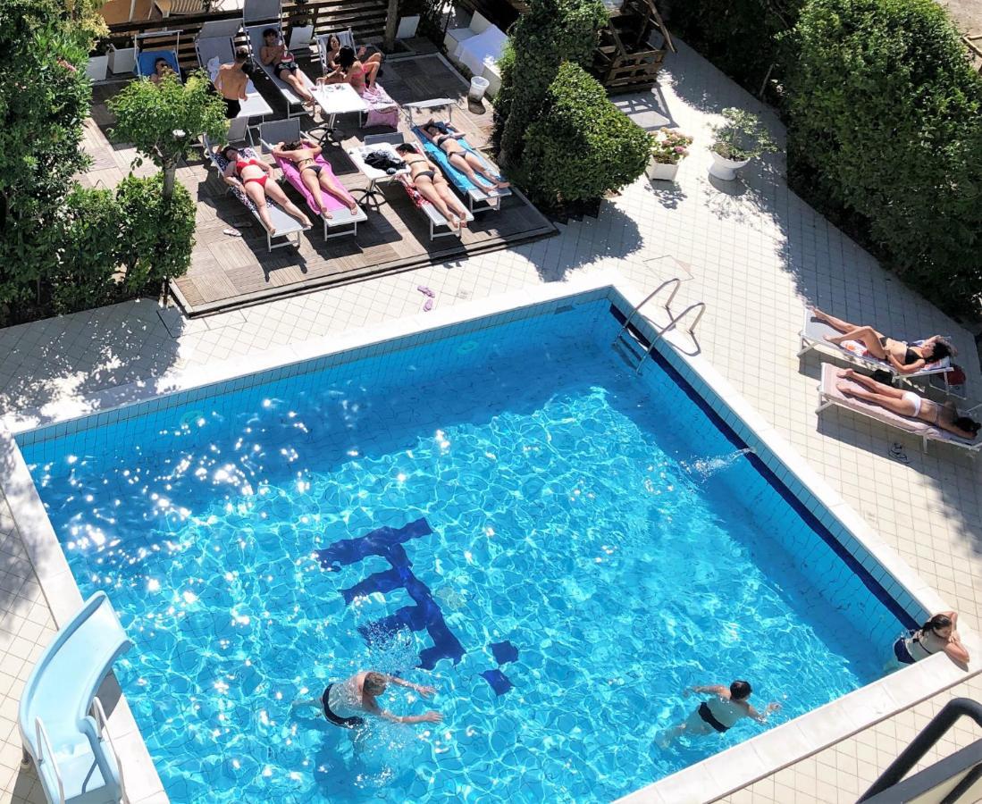 Hotel Marzia Con Piscina Riccione Exteriör bild