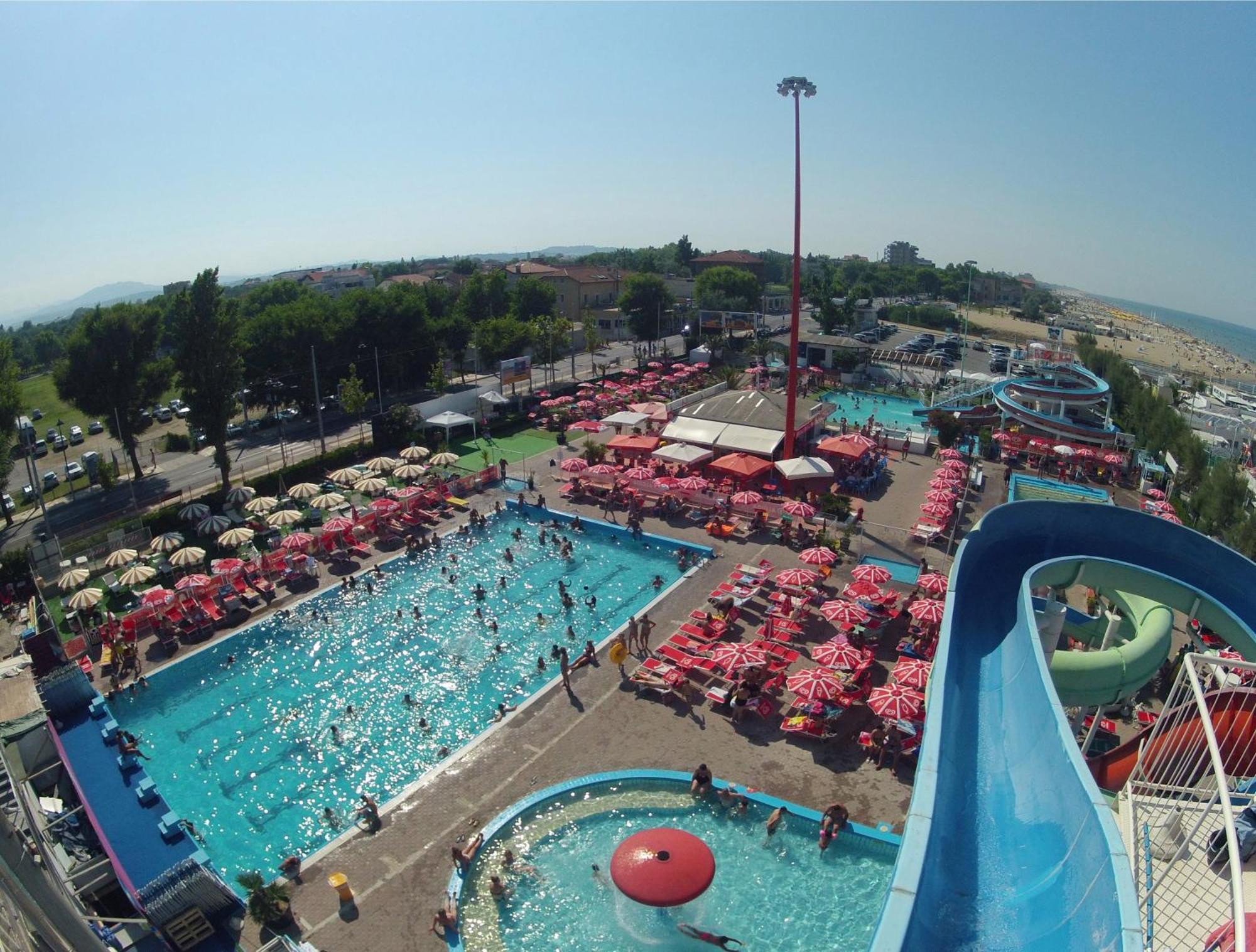 Hotel Marzia Con Piscina Riccione Exteriör bild