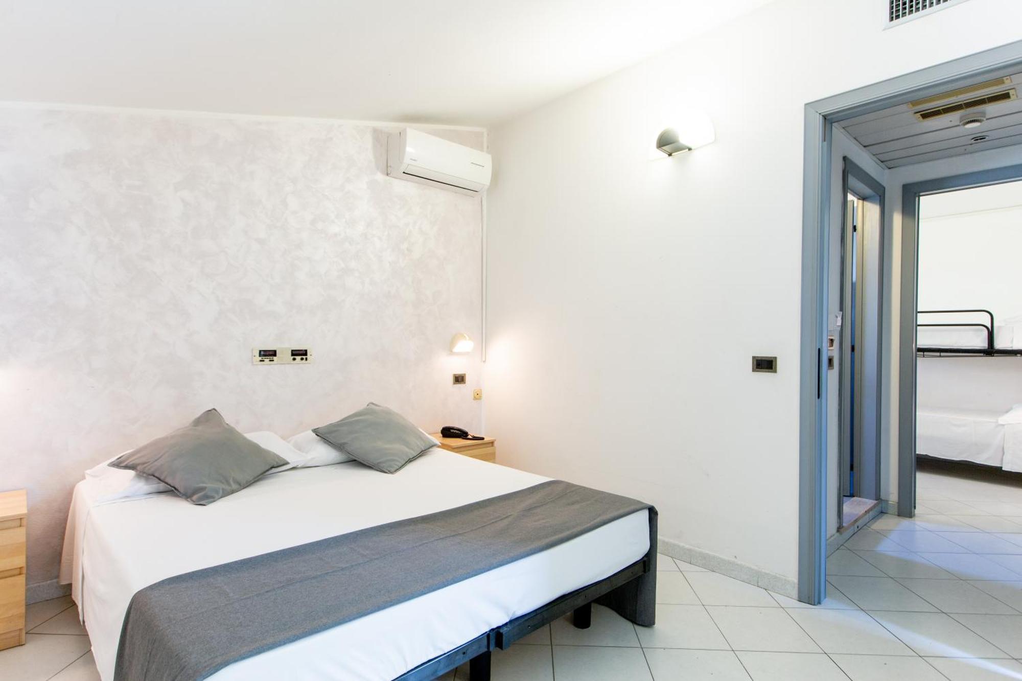 Hotel Marzia Con Piscina Riccione Exteriör bild