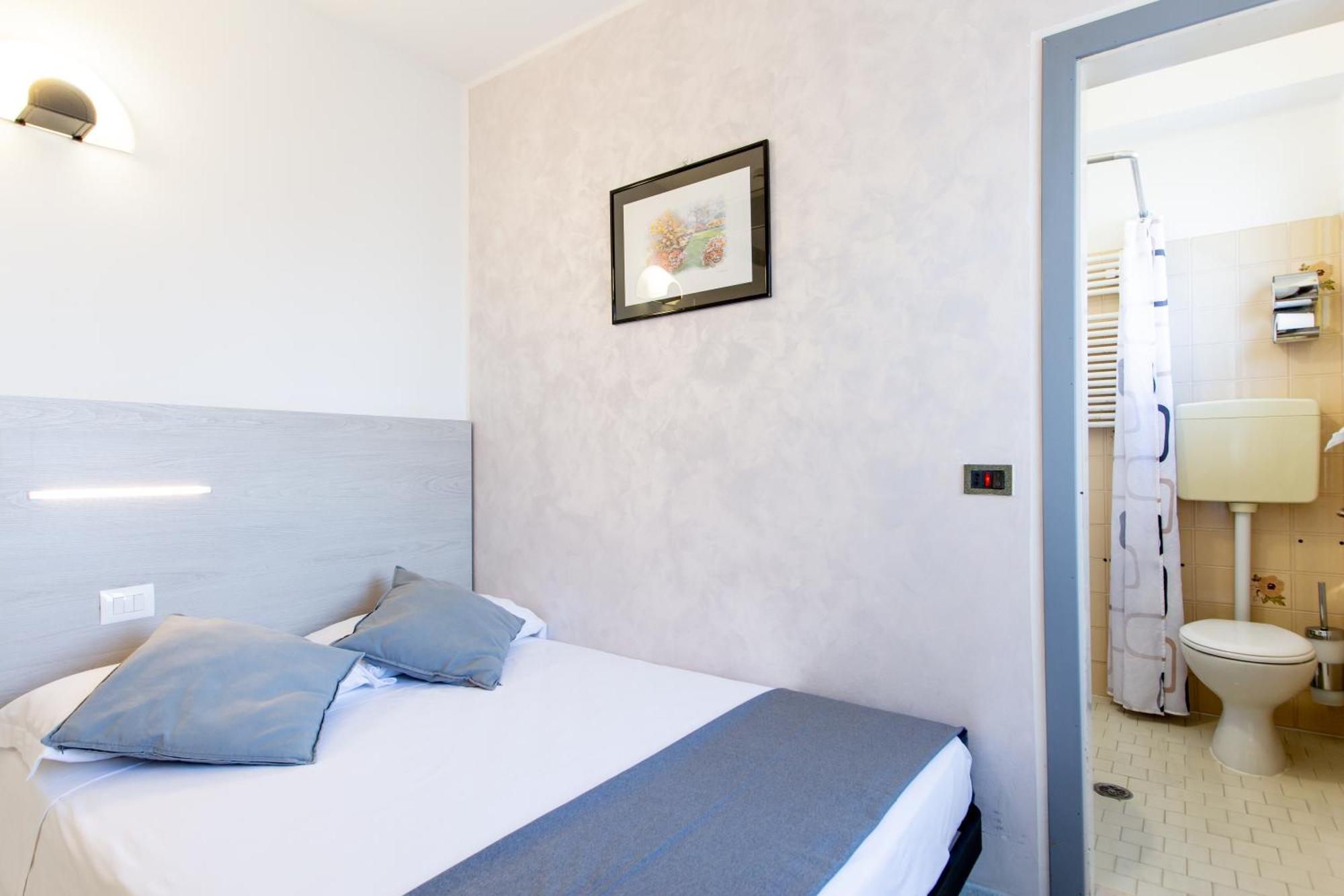 Hotel Marzia Con Piscina Riccione Exteriör bild