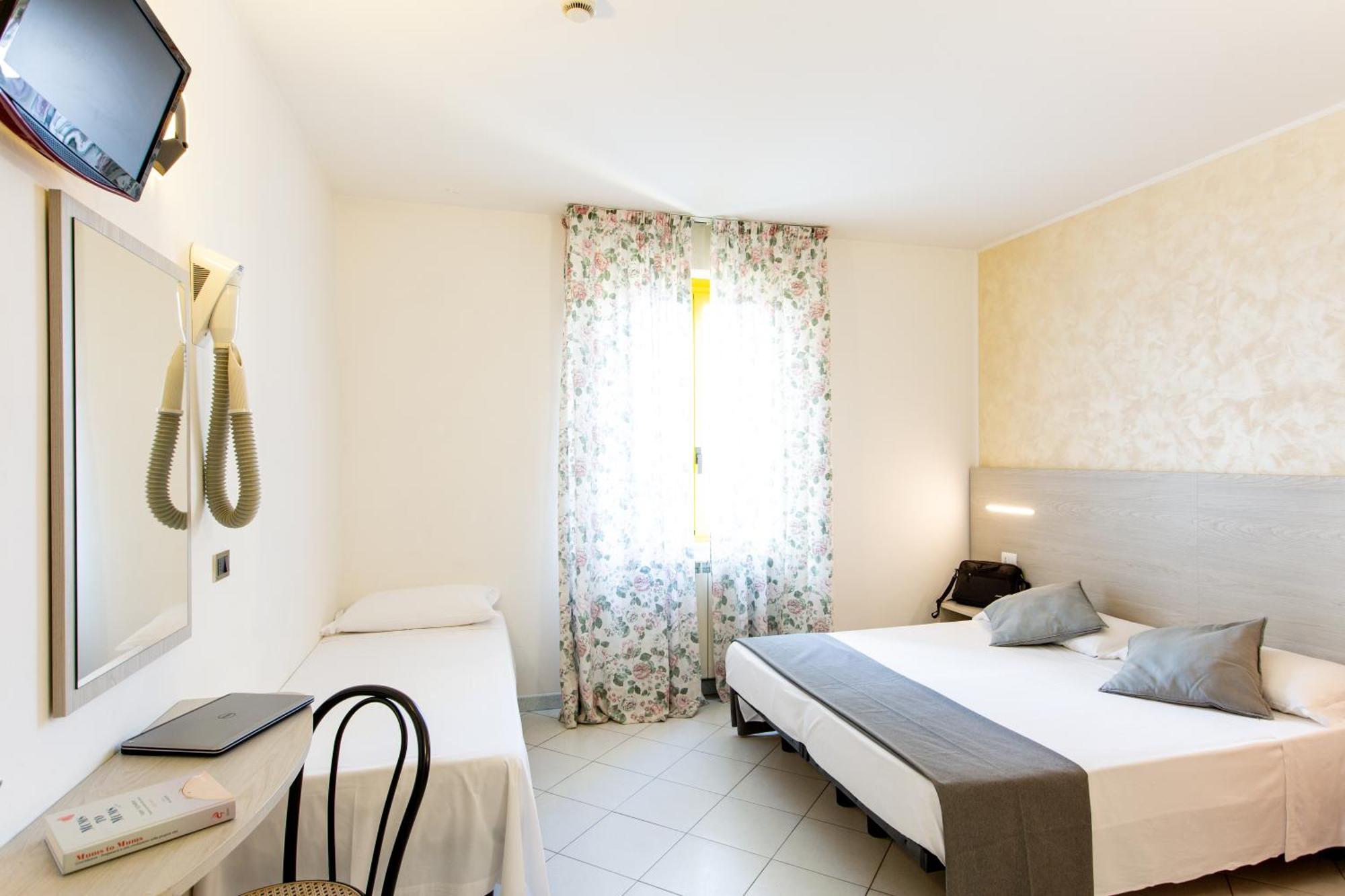 Hotel Marzia Con Piscina Riccione Exteriör bild