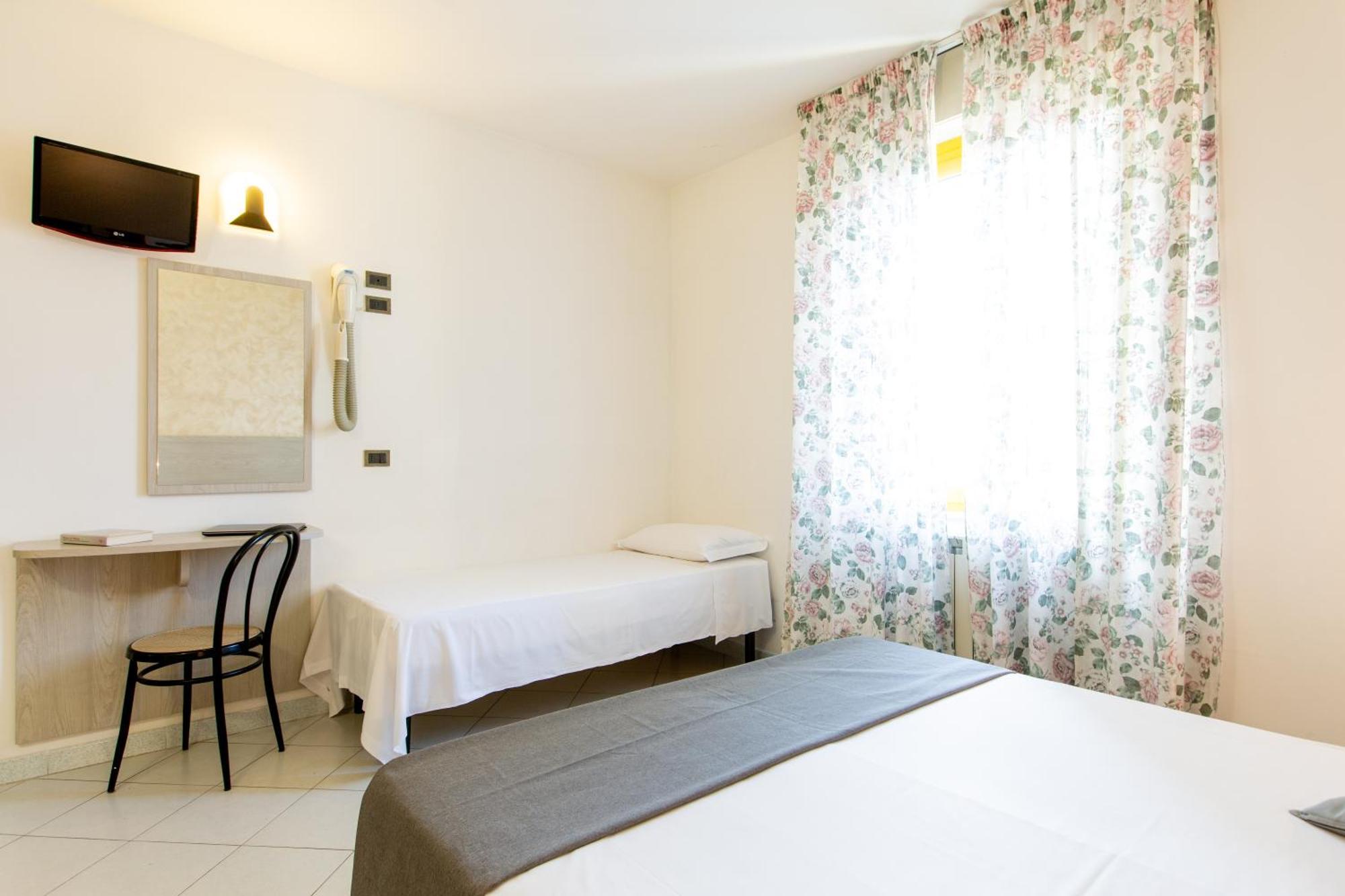 Hotel Marzia Con Piscina Riccione Exteriör bild