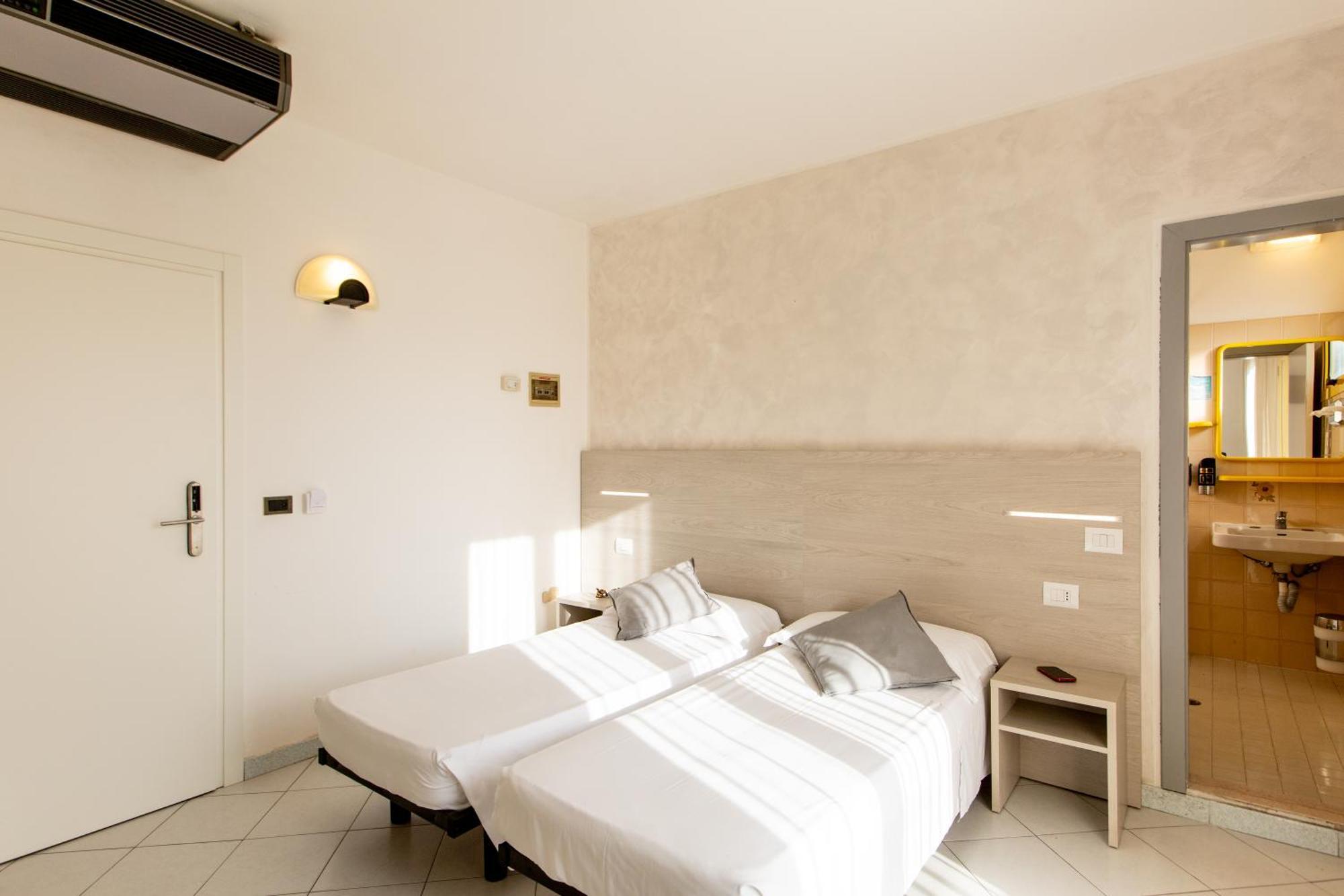 Hotel Marzia Con Piscina Riccione Exteriör bild