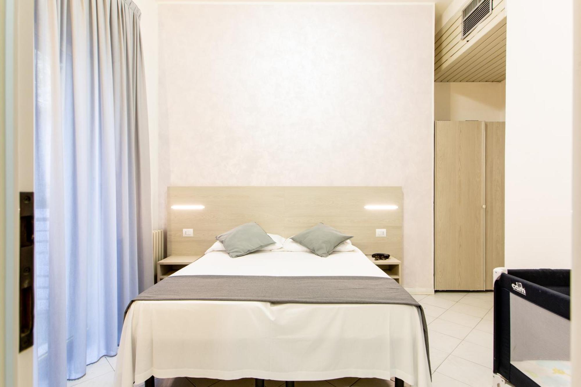 Hotel Marzia Con Piscina Riccione Exteriör bild