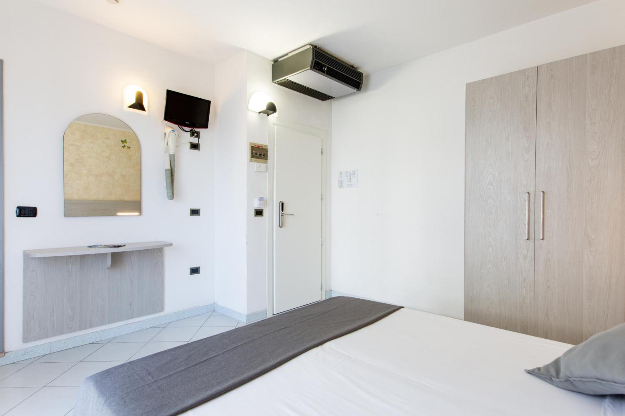 Hotel Marzia Con Piscina Riccione Exteriör bild