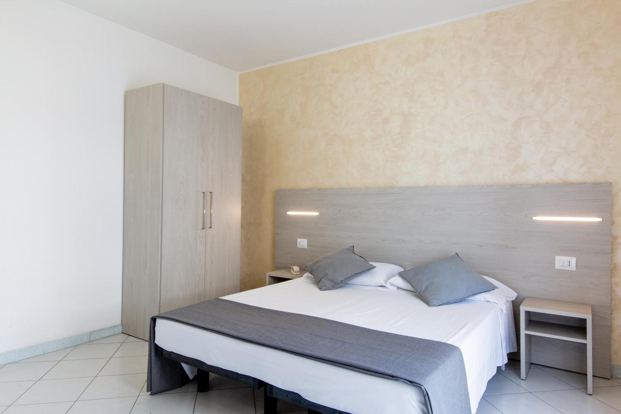 Hotel Marzia Con Piscina Riccione Exteriör bild