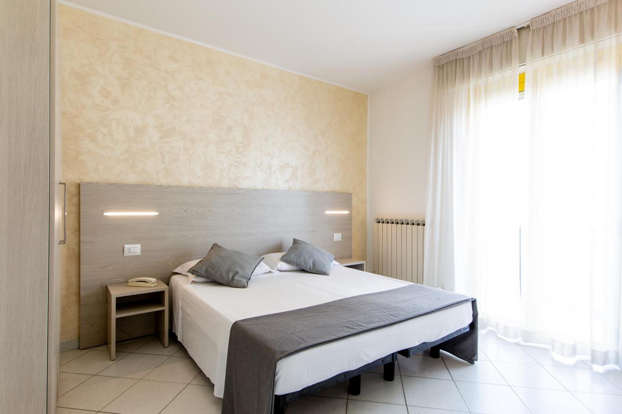 Hotel Marzia Con Piscina Riccione Exteriör bild
