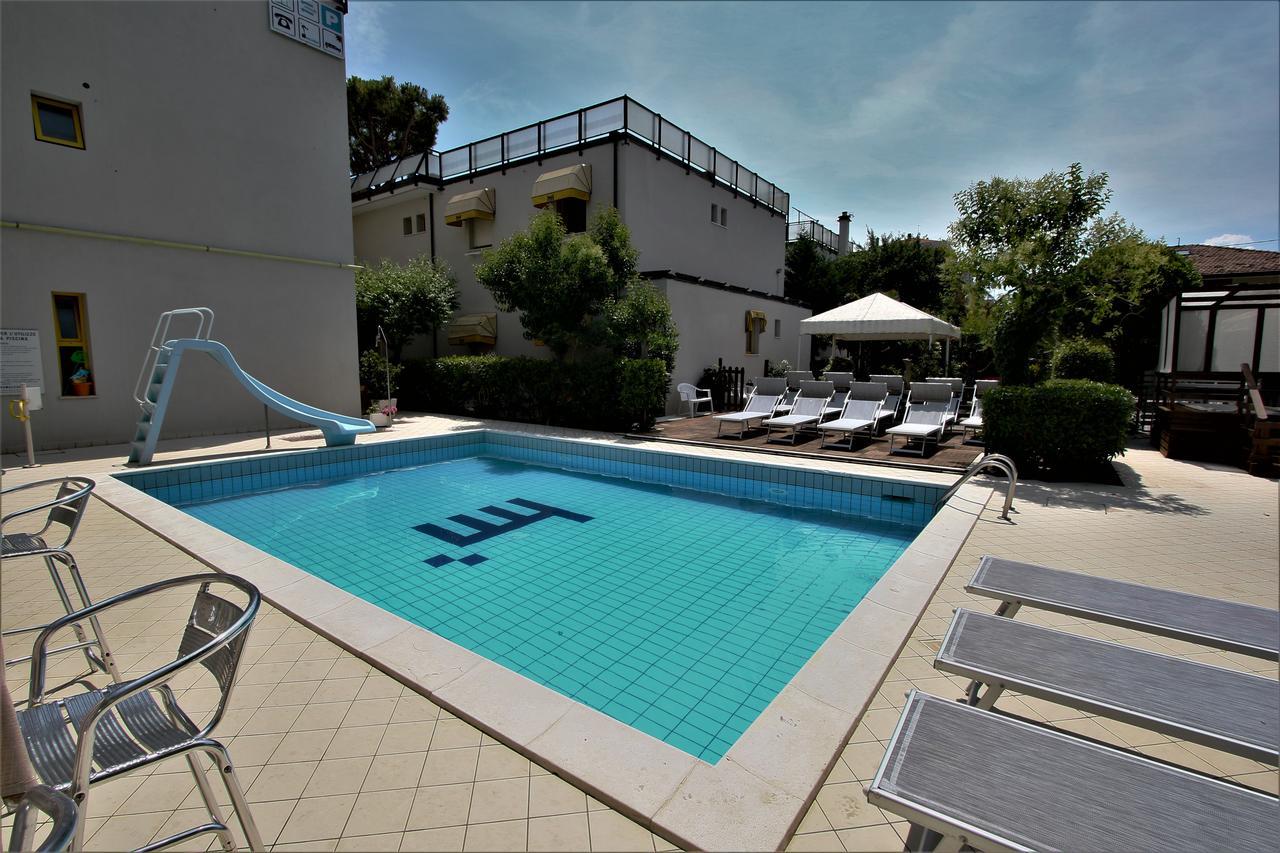 Hotel Marzia Con Piscina Riccione Exteriör bild