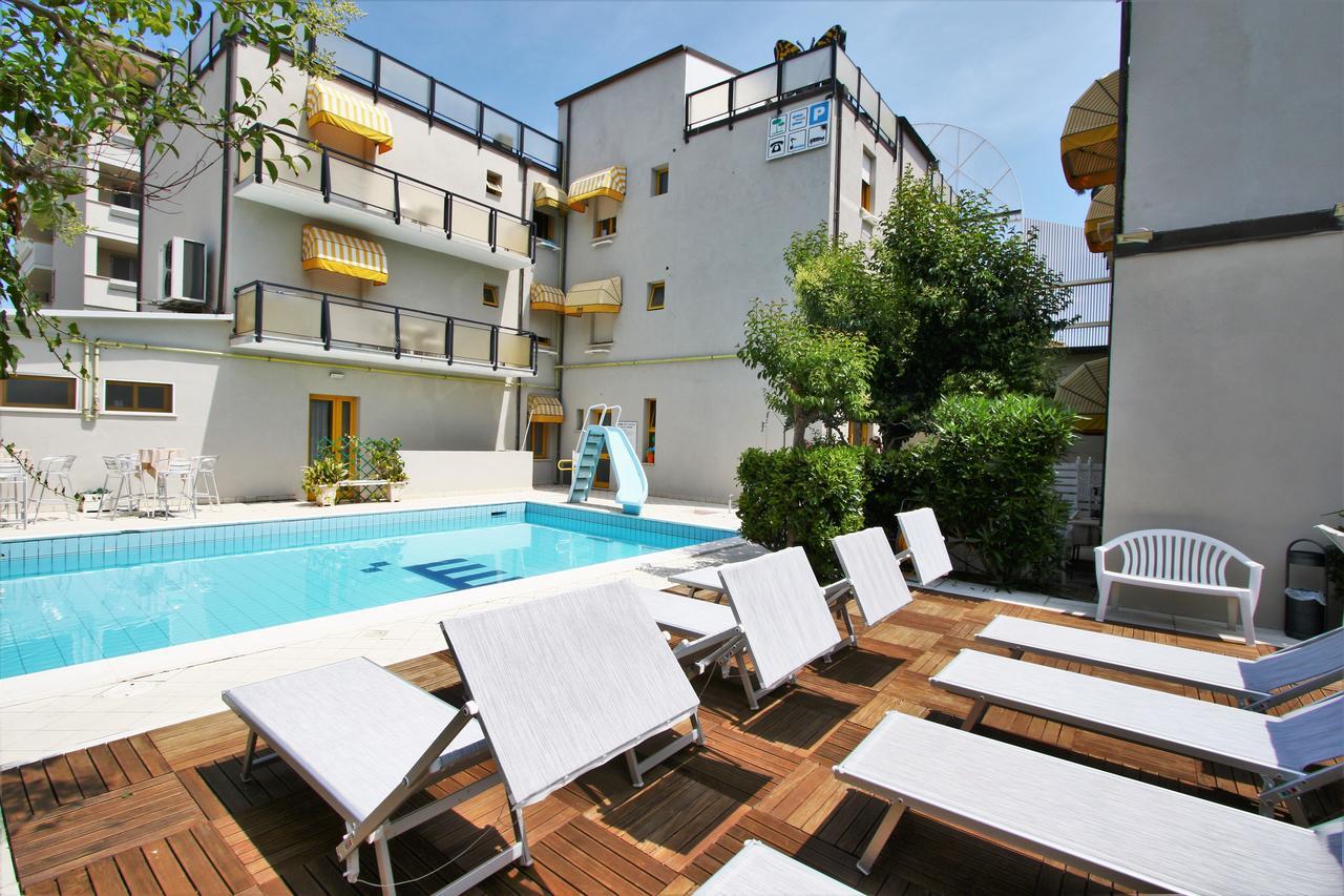 Hotel Marzia Con Piscina Riccione Exteriör bild