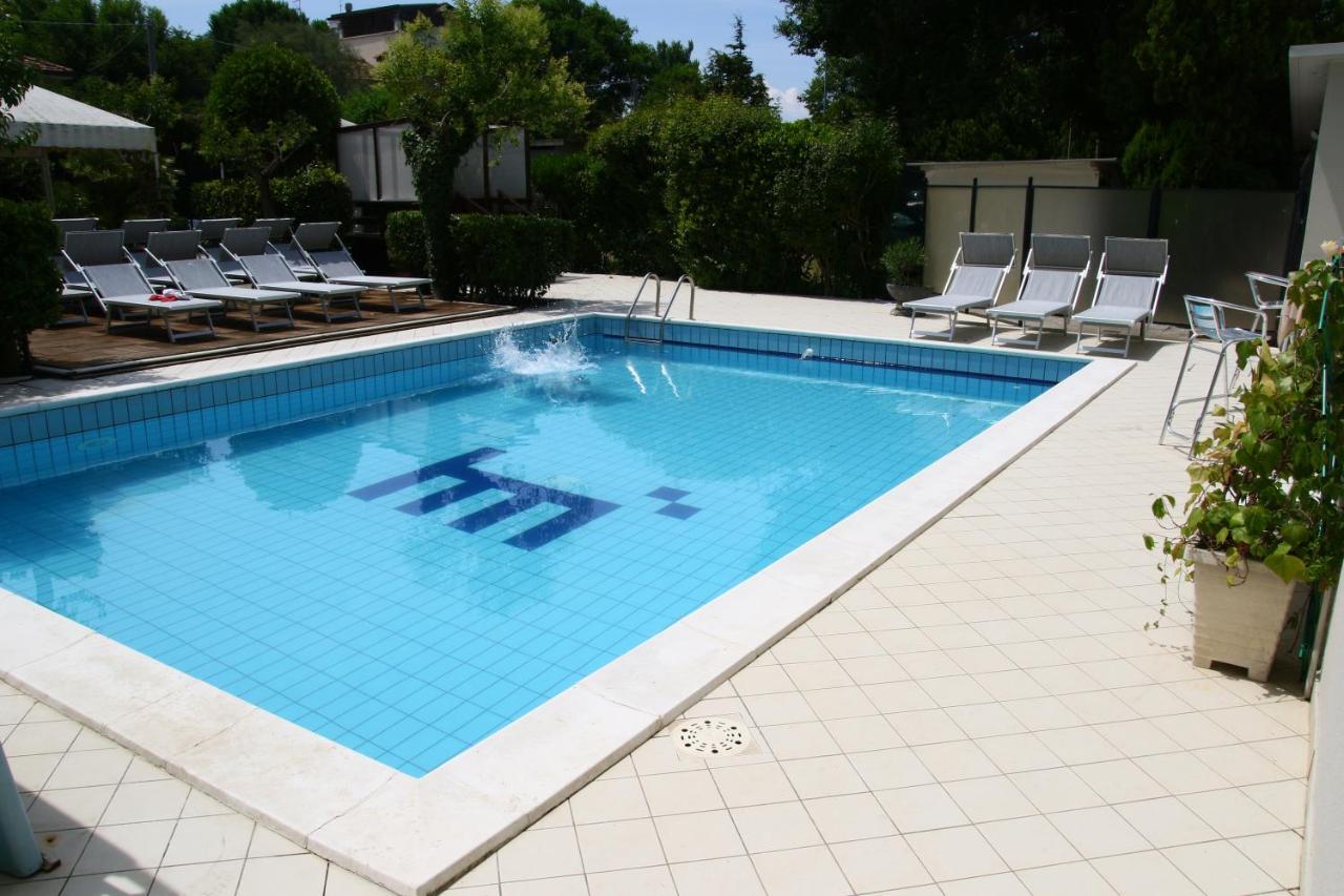 Hotel Marzia Con Piscina Riccione Exteriör bild