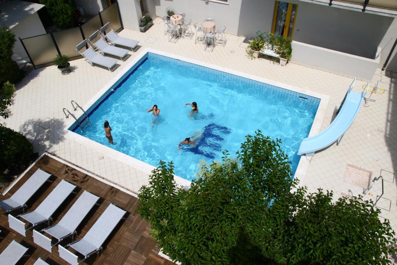 Hotel Marzia Con Piscina Riccione Exteriör bild