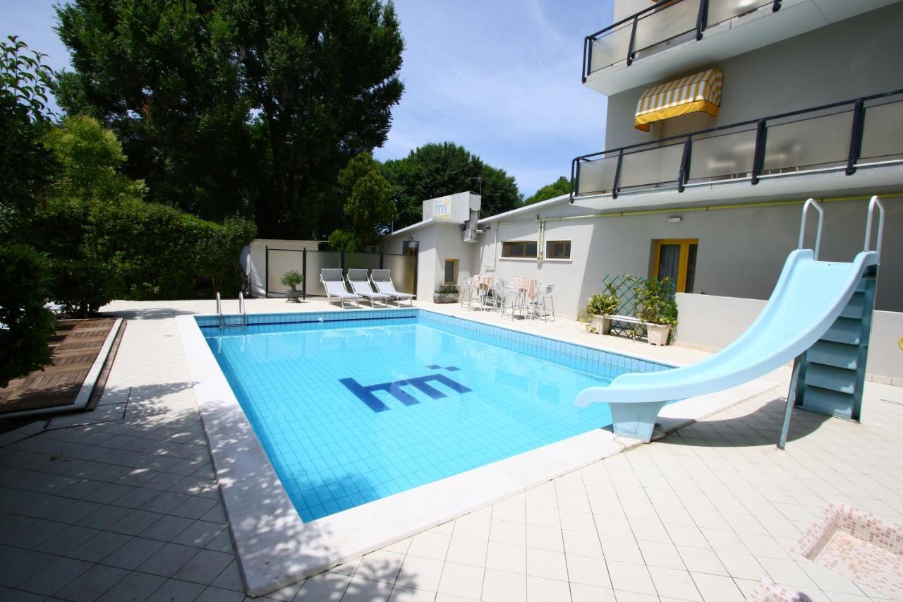 Hotel Marzia Con Piscina Riccione Exteriör bild