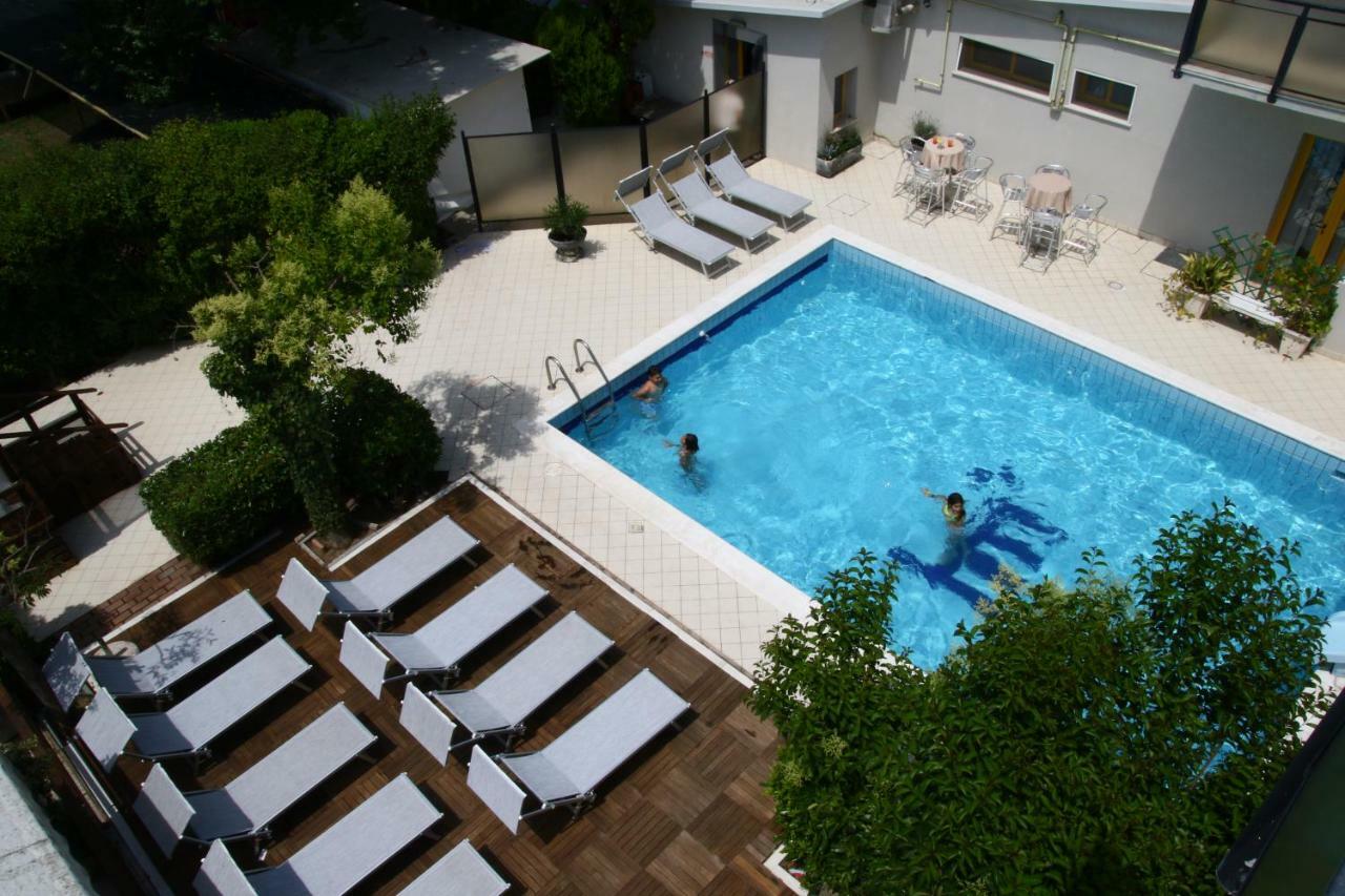 Hotel Marzia Con Piscina Riccione Exteriör bild