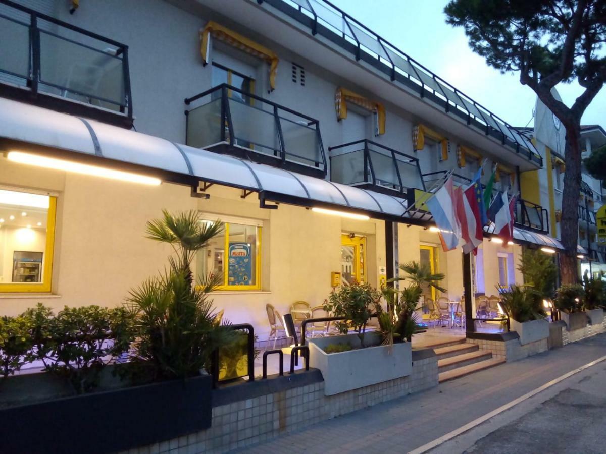 Hotel Marzia Con Piscina Riccione Exteriör bild