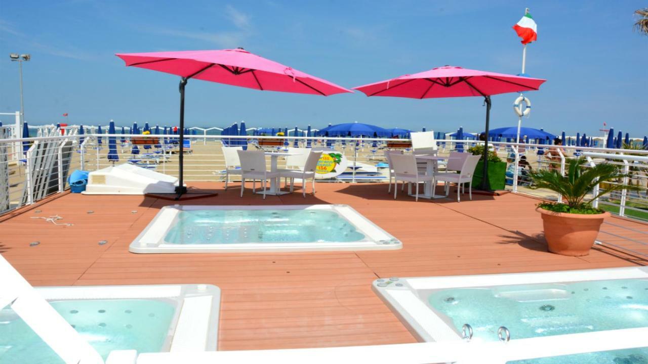 Hotel Marzia Con Piscina Riccione Exteriör bild