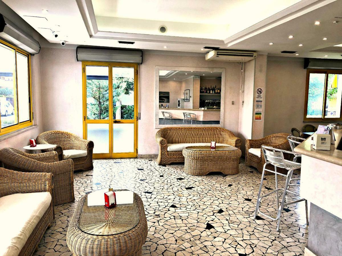 Hotel Marzia Con Piscina Riccione Exteriör bild
