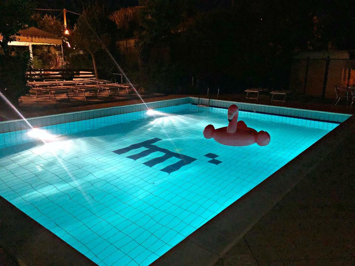 Hotel Marzia Con Piscina Riccione Exteriör bild